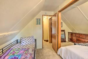 Ένα ή περισσότερα κρεβάτια σε δωμάτιο στο Cozy Crestline Cabin, Close to Lakes, Parks!