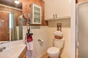 Ένα μπάνιο στο Cozy Crestline Cabin, Close to Lakes, Parks! +16 φωτογραφίες