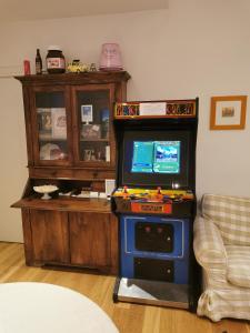 una cocina de juguete con un videojuego en la sala de estar en B&B Fralillo, en Verona