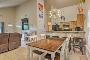 ein Esszimmer und eine Küche mit Tisch und Stühlen in der Unterkunft Pet-Friendly Home with Deck 1 Mi to Canyon Lake Fun in Canyon Lake