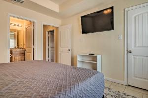 ein Schlafzimmer mit einem Bett und einem Flachbildfernseher in der Unterkunft Pet-Friendly Home with Deck 1 Mi to Canyon Lake Fun in Canyon Lake