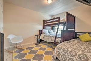 ein Schlafzimmer mit einem Etagenbett und einem Stuhl in der Unterkunft Pet-Friendly Home with Deck 1 Mi to Canyon Lake Fun in Canyon Lake