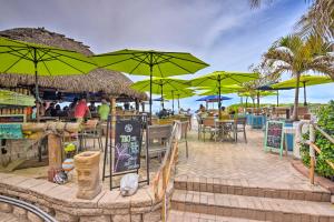 Restaurace v ubytování Oceanfront Luxury 2and2 Condo with Amazing Views!