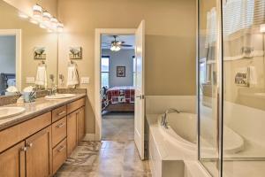Un baño con dos lavabos, una bañera y una ducha. en 3 Mi to Granby Ranch Home with Hot Tub and Mtn Views!, en Granby 19 fotos más