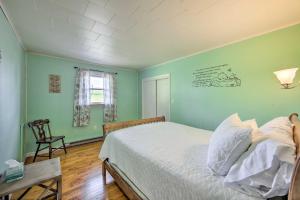 Uma cama ou camas num quarto em Peaceful Belleville Retreat with Farm Views!