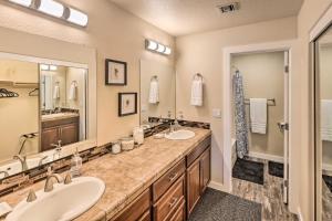 Bilik mandi di Bullhead City Oasis with Fire Pit and Mtn View! +27 gambar