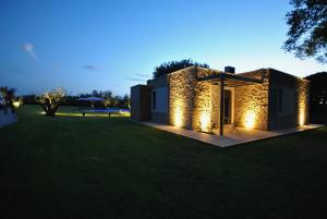een huis met lichten op het gazon 's nachts bij Le Querce exclusive c house in Viterbo