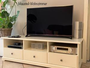 Televízia a/alebo spoločenská miestnosť v ubytovaní Ferienwohnung von Luehmann