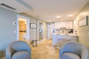 uma sala de estar com duas cadeiras e uma cozinha em Oceanfront Luxury Renovated Resort Getaway! em Fort Lauderdale