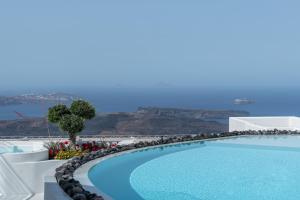 uma piscina com vista para o oceano em Akra Suites & Spa em Imerovigli