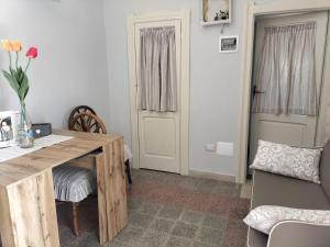 Habitación con mesa, sillas y puerta en Casetta Angelini, en Locorotondo