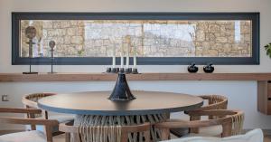 a dining room with a table and chairs at Villa myporos in Poros