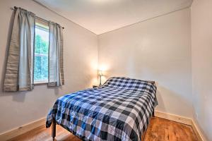 Postel nebo postele na pokoji v ubytování Remodeled Cecil Farmhouse, Near Shawano Lake!