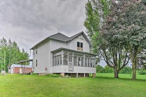 Zahrada ubytování Remodeled Cecil Farmhouse, Near Shawano Lake!