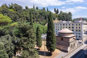 une vue aérienne sur un bâtiment et des arbres dans l'établissement Flaminia View by Rental in Rome, à Rome