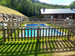 Bazén v ubytování Preciosa planta baja con piscina nebo v jeho okolí