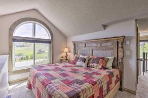 Tempat tidur dalam kamar di Granby Ranch Vacation Rental Less Than half Mi to Ski Lifts