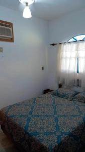 sypialnia z łóżkiem z niebieską kołdrą w obiekcie CASA COMPLETA-CONCEIÇÃO DE JACAREÍ -COSTA VERDE w mieście Mangaratiba