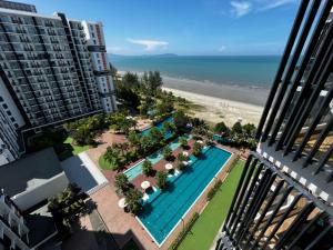 Вид на бассейн в PUTEH Timurbay Beachfront Private Suite Kuantan или окрестностях