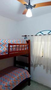 1 dormitorio con ventilador de techo y litera en CASA COMPLETA-CONCEIÇÃO DE JACAREÍ -COSTA VERDE en Mangaratiba