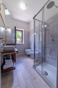 ein Badezimmer mit Dusche, Waschbecken und Badewanne in der Unterkunft Casa Vacanze Il Vigneto in Castellabate