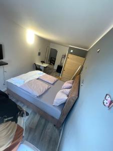 a small bedroom with a bed and a mirror at Zimmer Umago in Umag