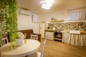eine Küche und ein Wohnzimmer mit einem Tisch und einem Esszimmer in der Unterkunft Sweet House in Nocera Inferiore