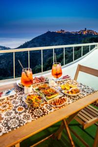 una mesa con comida y bebida en un crucero en La Valle di Hermes en Piraino