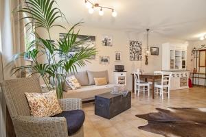 ein Wohnzimmer mit Sofa und Tisch in der Unterkunft Ferienwohnung Lilian in Meckenbeuren