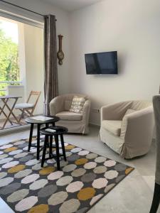 ein Wohnzimmer mit einem Sofa und einem Tisch in der Unterkunft Hygge Apartments in Mokošica