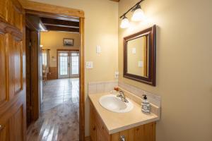 ein Badezimmer mit Waschbecken und Spiegel in der Unterkunft Stanhope Cottages in Stanhope + 142 Fotos