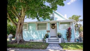 una casa azul con un árbol delante en Family Home w Private Pool Yard Only 24 Mi to Disney, en Saint Cloud