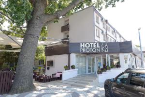 ein Hotel-Werbeschild an der Vorderseite eines Gebäudes in der Unterkunft Hotel Proton K3 in Neptun