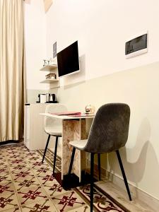 una camera con scrivania, computer e 2 sedie di Eccelsoleccese a Lecce