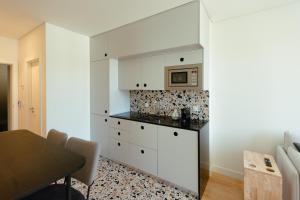 Een keuken of kitchenette bij Trindade 19 Apartments - 2C Tinta Miúda