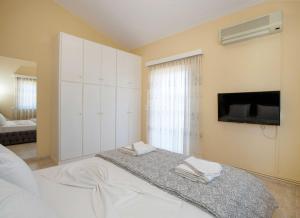 A bed or beds in a room at Villa with Private S Pool-Theologos by GHH