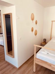 - une chambre avec un lit et un miroir dans l'établissement Hôtel boutique Quai d'Azur, au Grau-du-Roi