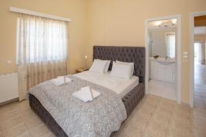 A bed or beds in a room at Villa with Private S Pool-Theologos by GHH