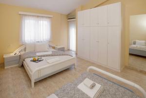 A bed or beds in a room at Villa with Private S Pool-Theologos by GHH