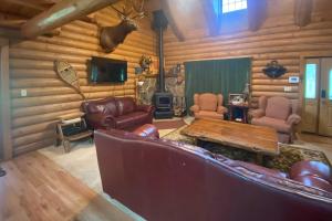 Charming Alto Cabin on 2 Acres with Large Porch