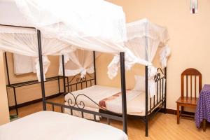 Ένα ή περισσότερα κρεβάτια σε δωμάτιο στο Klub Afriko Hotel Arusha