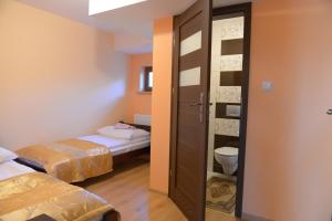 Posteľ alebo postele v izbe v ubytovaní Hotelik Pod Lwami
