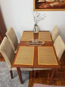 mesa de comedor con 2 sillas y mesa en Rávágy Apartman, en Kecskemét