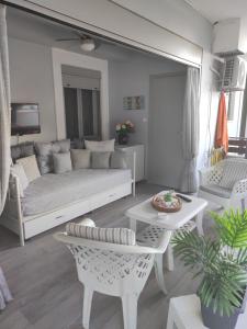 uma sala de estar com um sofá e uma mesa em Sweet home em Poros