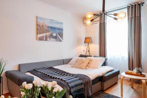 Säng eller sängar i ett rum på Cosy Apartment by LoftAffair