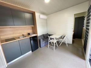 Kuchyňa alebo kuchynka v ubytovaní D&I mobile home