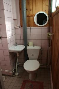 y baño con aseo y lavamanos. en Ranniku Holiday House en Rannaküla