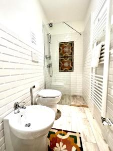 y baño con aseo blanco y lavamanos. en Eccelsoleccese, en Lecce