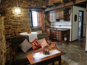 A kitchen or kitchenette at Apartamentos rurales Casa Do Cabo