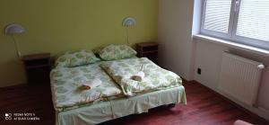 een kleine slaapkamer met een bed met twee knuffels erop bij Salatín in Ružomberok